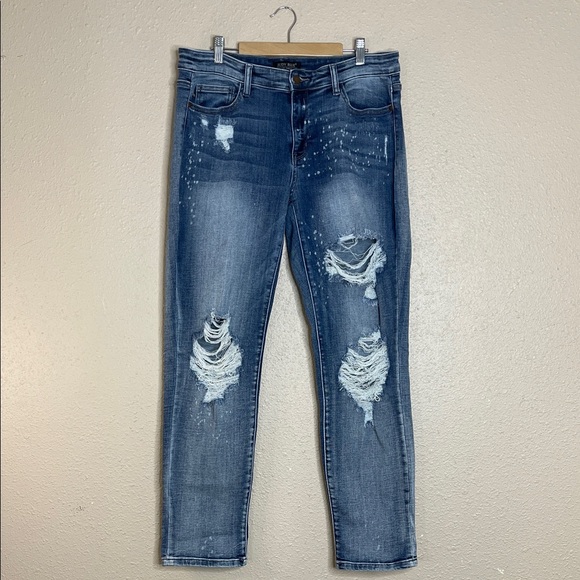 Judy Blue Women’s Kristen Mid Rise Cuffed
Distressed Boyfriend Jeans Sz 13/31 - Picture 1 of 11